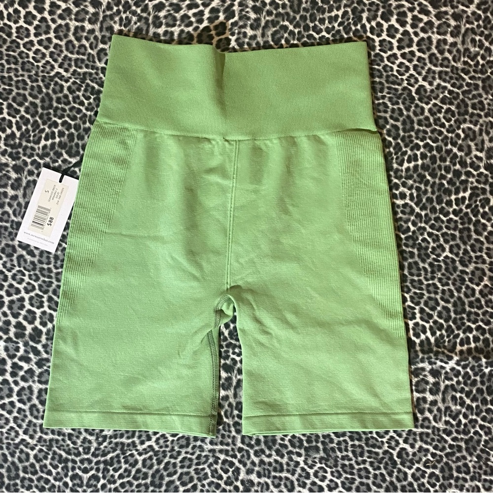 WeWoreWhat Solid Seamless Biker Biker Shorts Fair Green Small NWT - Picture 4 of 7